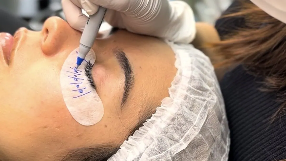 Mapeamento do olhar sendo desenhado antes da aplicação da extensão de cílios